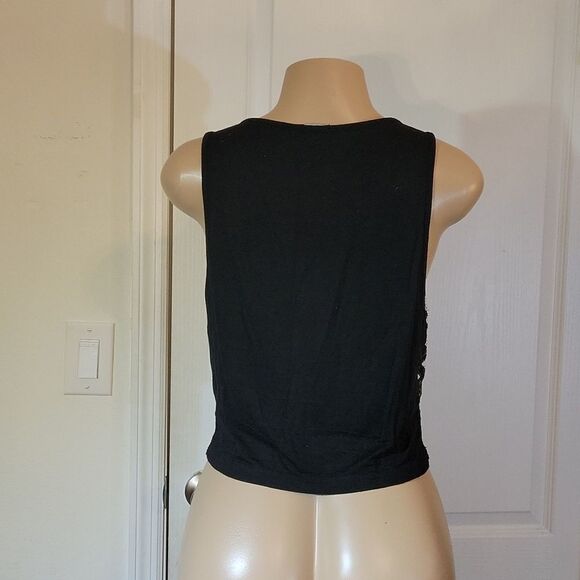 CHARLOTTE RUSSE WHITE &BLACK SEQUENCE PATTERN DESIGN CROP TOP - Picture 9 of 13